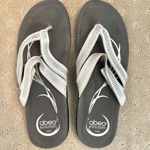 abeo b.i.o.system women's sz 9 leather sandals with rhinestone accents